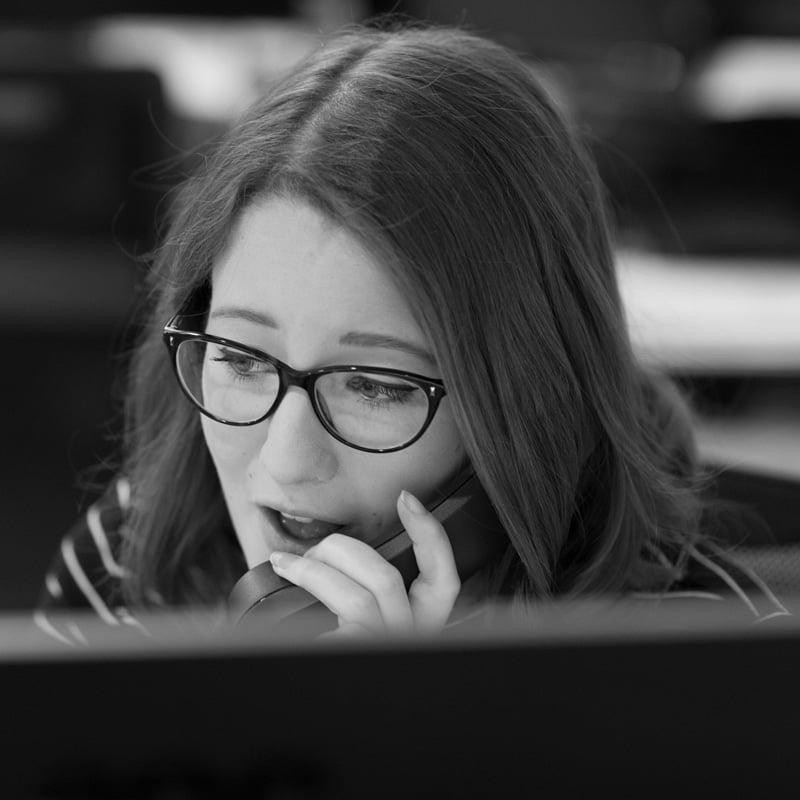 Laura parle au téléphone