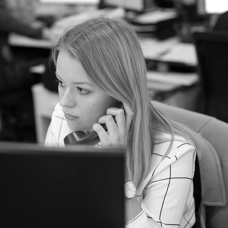 Alice parla al telefono